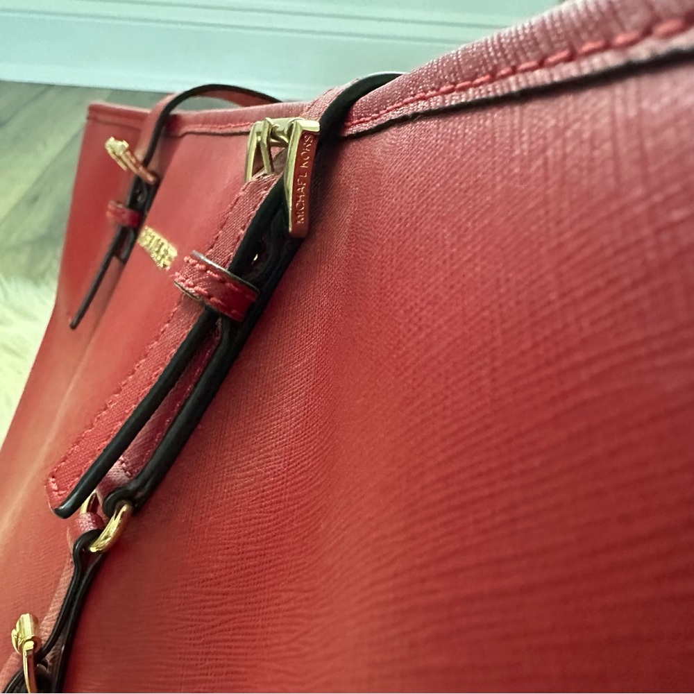Michael Kors Jet Set Tote - Picture 9 of 11